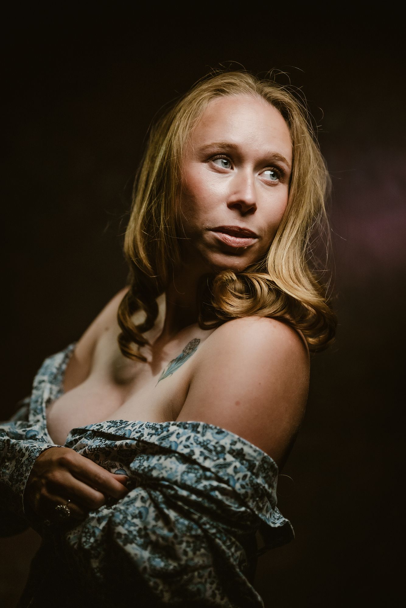 Artistiek portret van een vrouw in de studio, gefotografeerd door Bart Boodts Photography