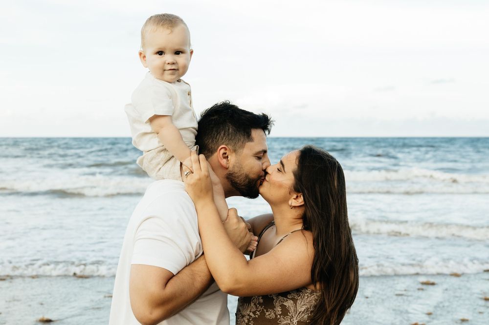 Playful Jacksonville Beach family photos. Jacksonville Family Photographer, Duval County Family Photographer  - Lindsay McDow Photography