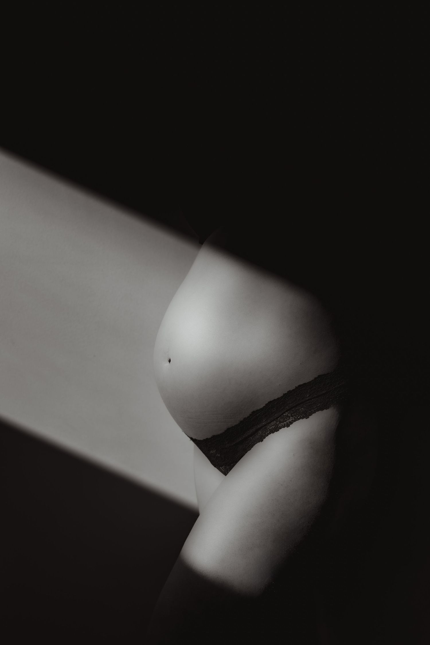 Maternity-portrait-studio-natural-light-jervis-bay-nsw-claire-frances-photography