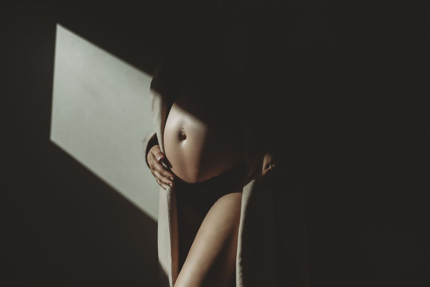 Maternity-portrait-studio-natural-light-jervis-bay-nsw-claire-frances-photography