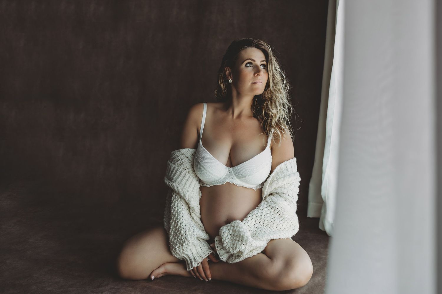 Maternity-portrait-studio-natural-light-jervis-bay-nsw-claire-frances-photography