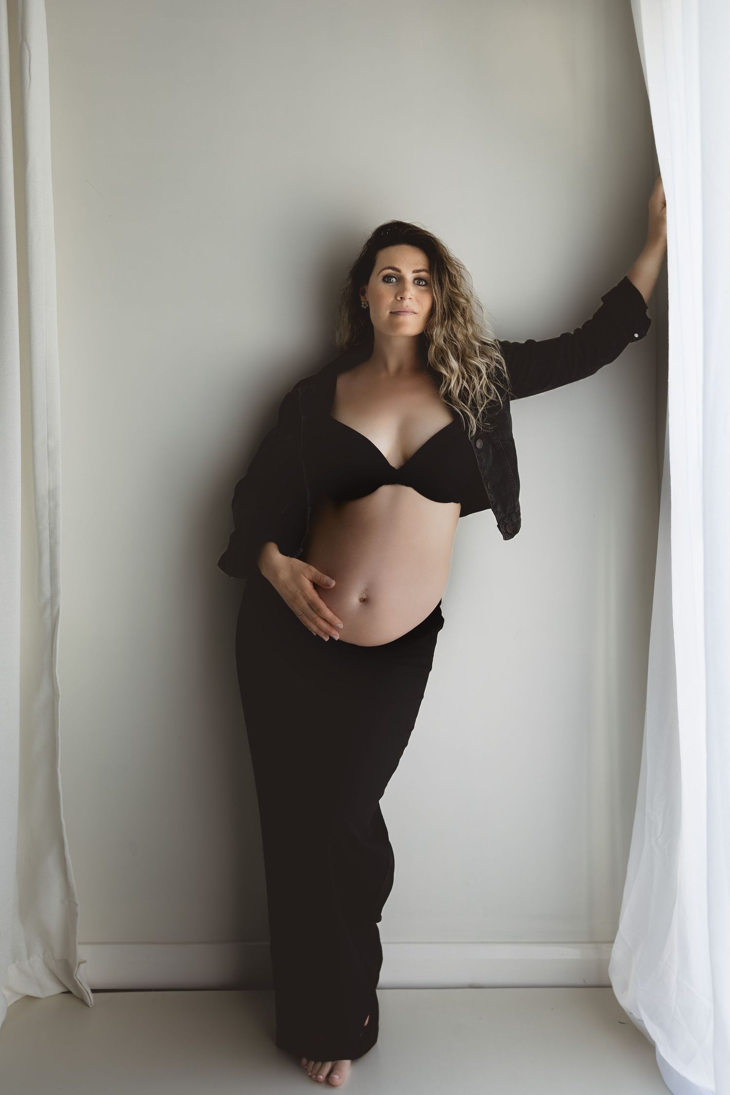 Maternity-portrait-studio-natural-light-jervis-bay-nsw-claire-frances-photography