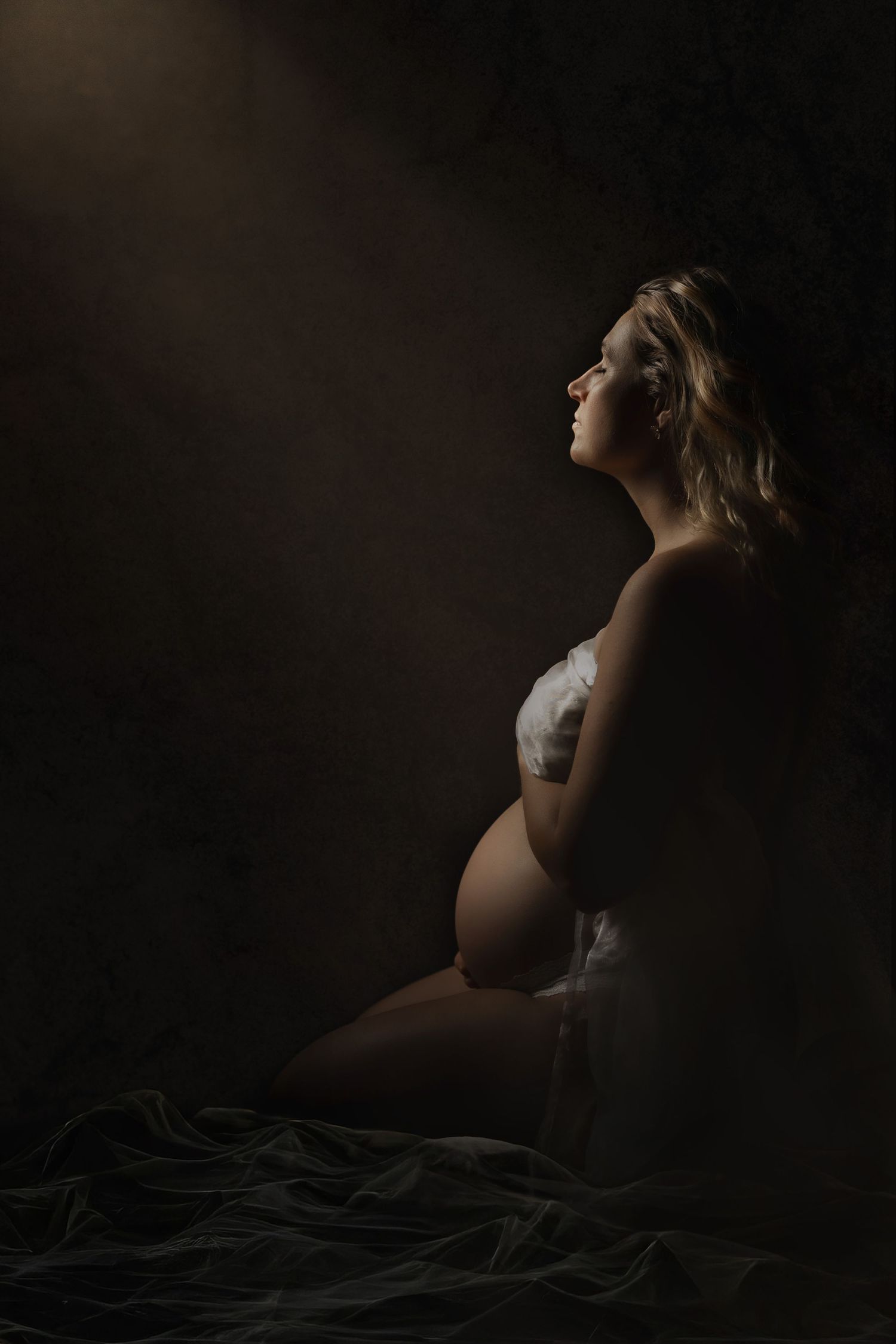 Maternity-portrait-studio-Photography-studio-light-jervis-bay-nsw-claire-frances-photography