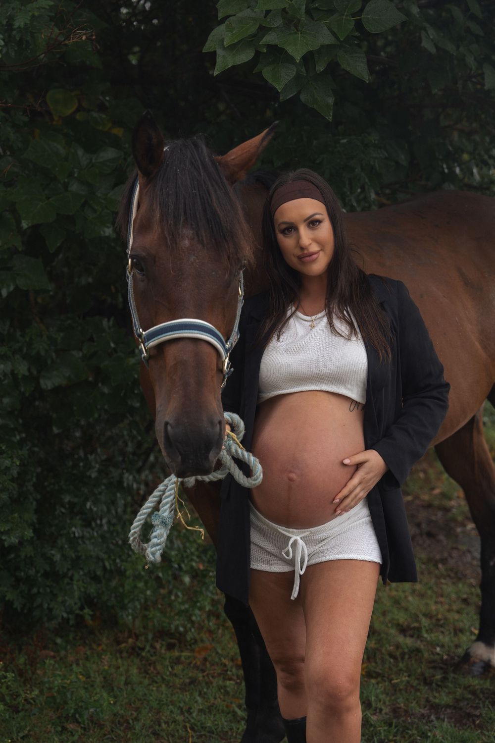 Maternity photographer Wollongong capturing outdoor maternity photoshoot with horse