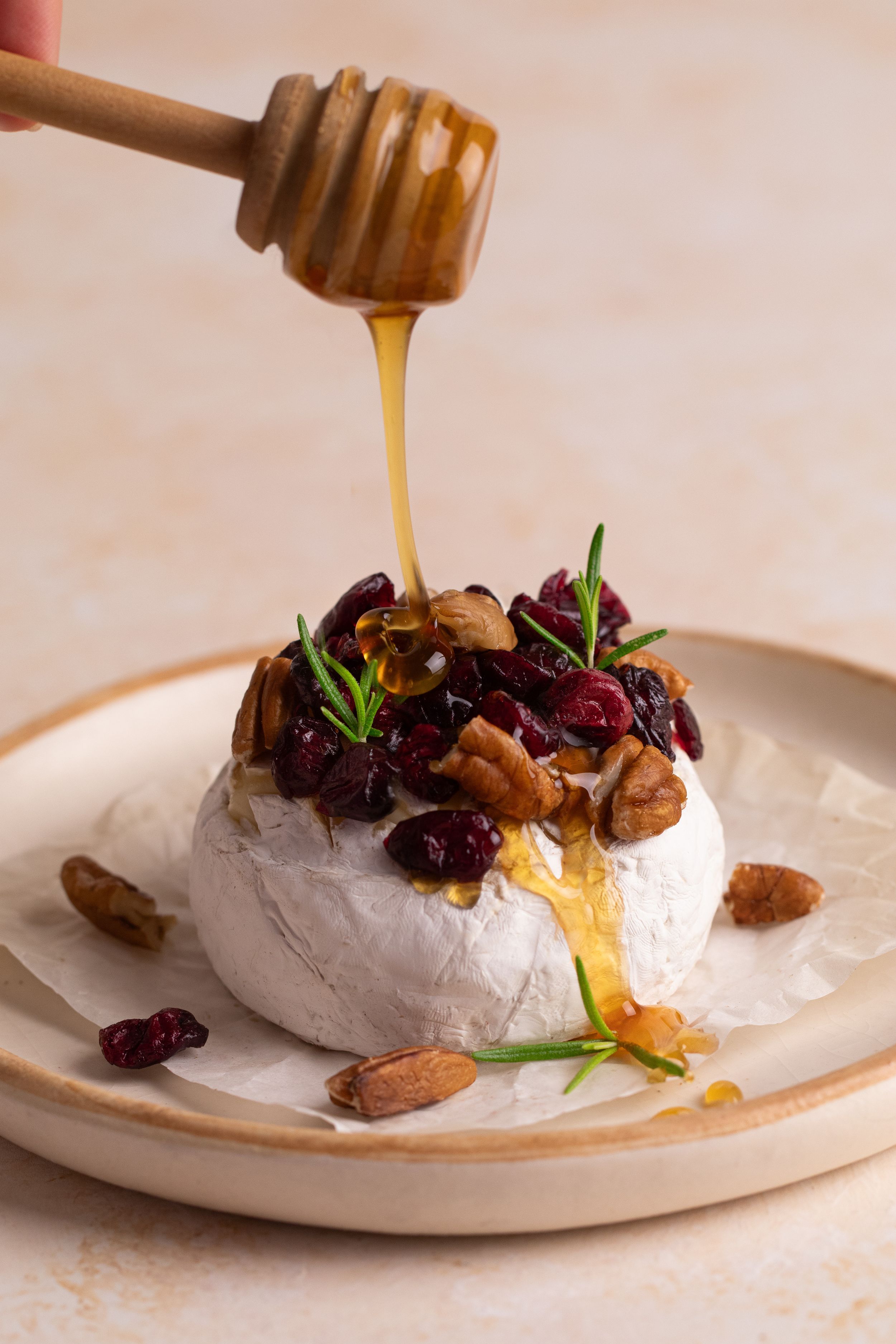 Queso brie con frutos secos, romero y miel - Laura Ordonez Fotos