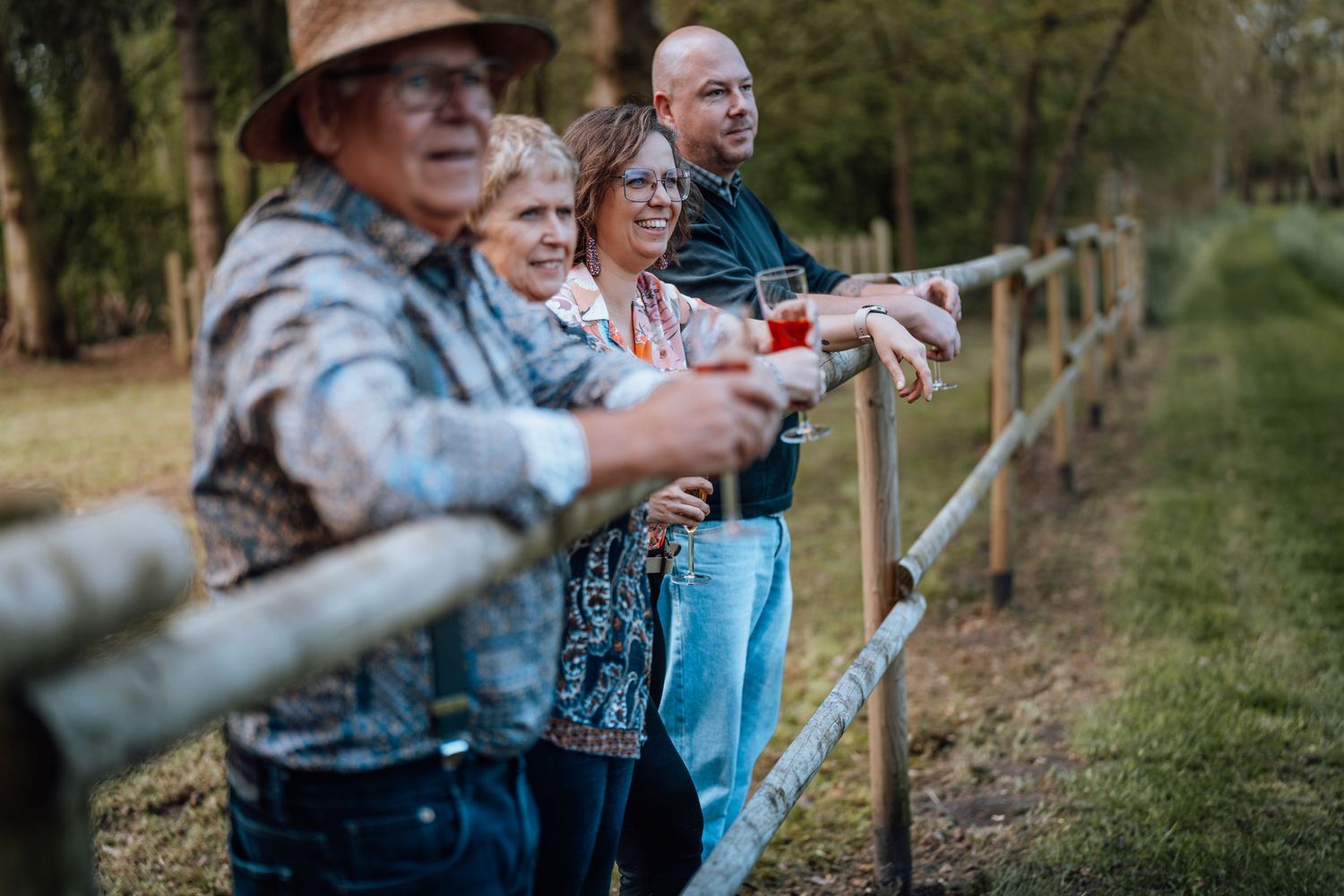 Man en vrouw kijken elkaar aan in een donker bos met hangende lichtjes tijdens een wandeling