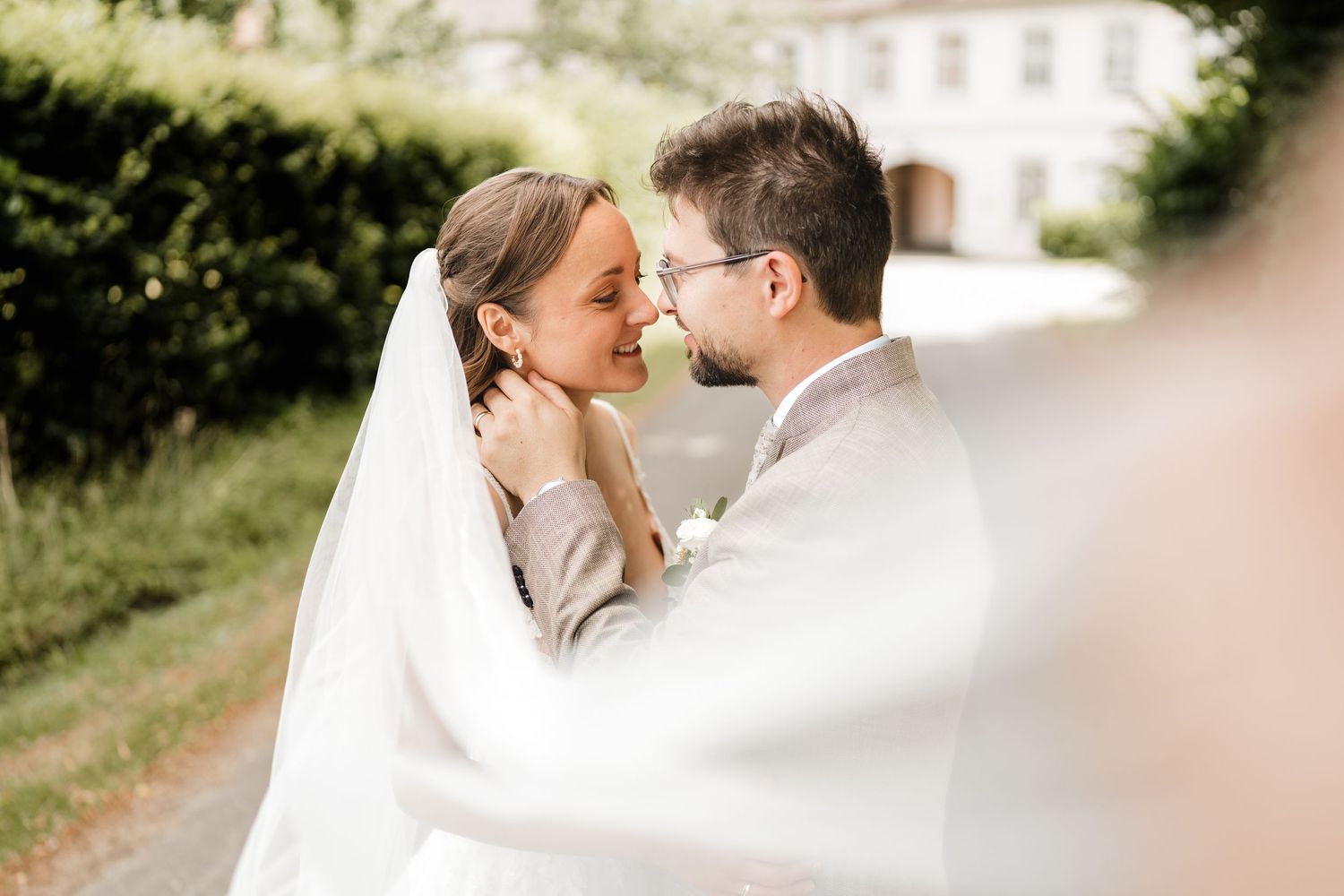 Hochzeitsbilder auf Feldweg bei Schemmerhofen, Hochzeitsfotografin Ramona Maier
