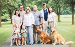 Extended family session at the park.