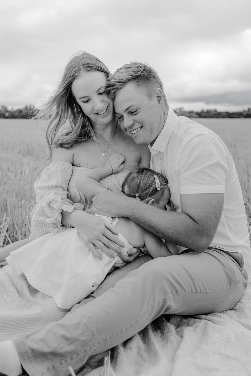 Adelaide family photographer - family cuddling in field