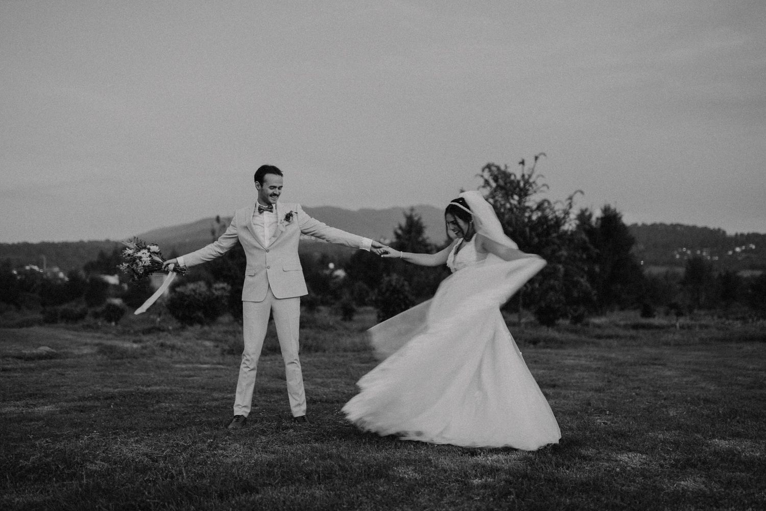 an oregon coast wedding photographer specializing in elopements and intimate weddings for adventurous, emotive couples