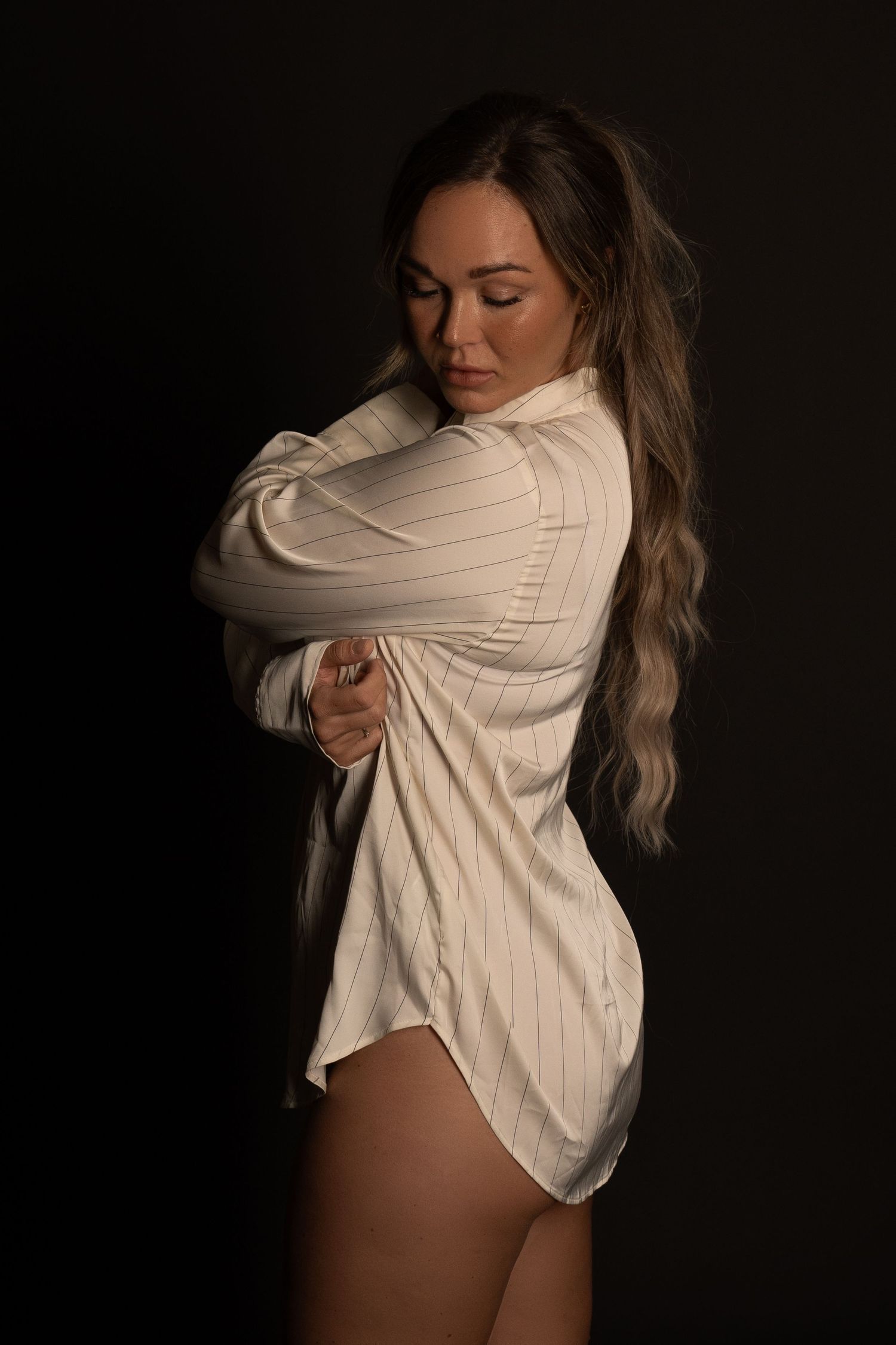 Elegant boudoir-fotografi i sort-hvid. Et intimt og kunstnerisk portræt, der fanger skønhed og selvtillid.