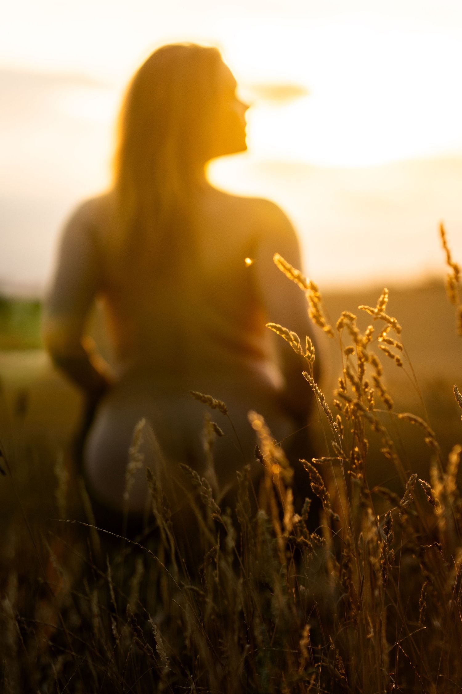 Stemningsfuld boudoirfotografering i varmt aftenlys – sensuelle og naturlige boudoirbilleder med et roligt og elegant udtryk.