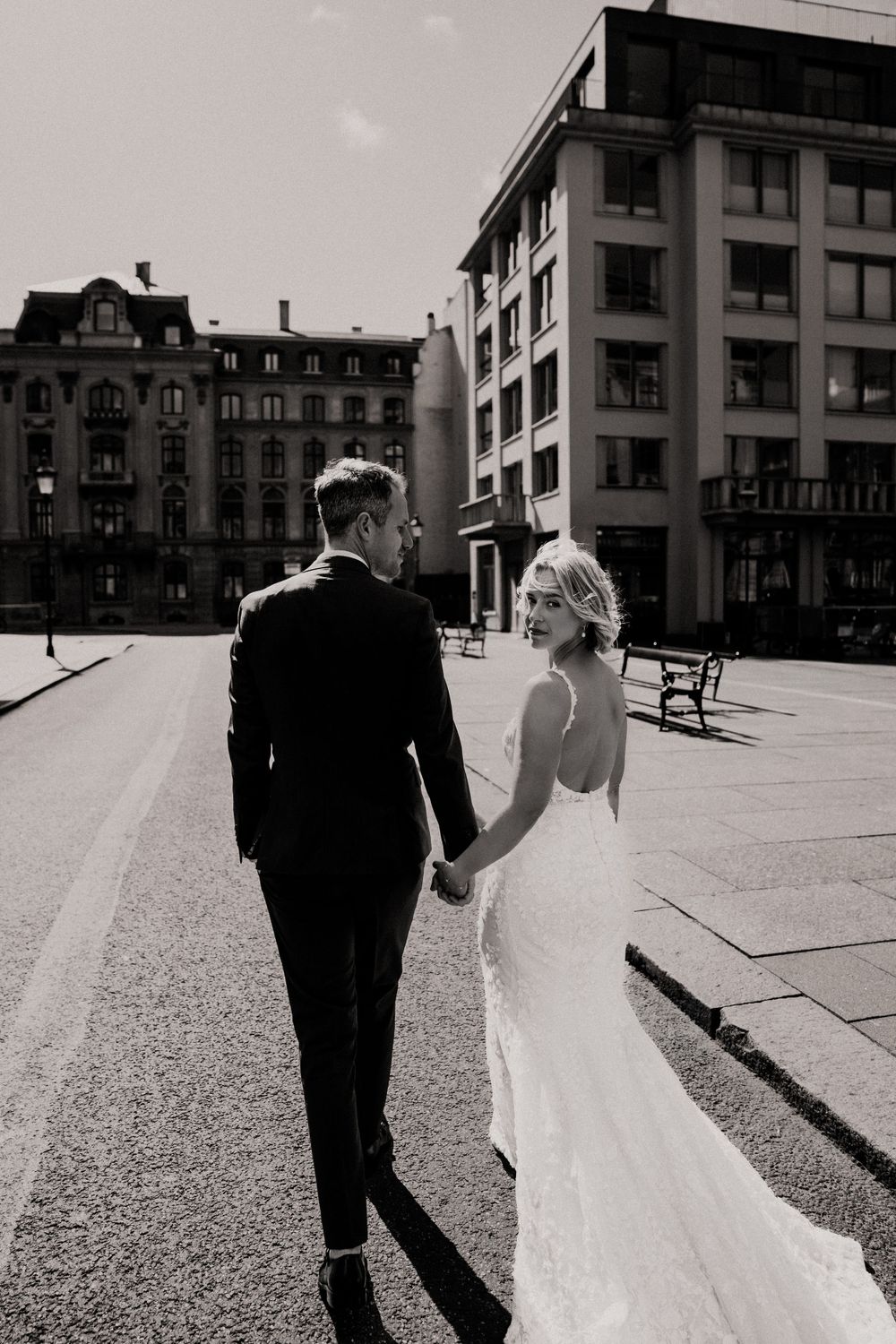Fotografi af bryllup i skov ved Roskilde – naturlig stemning og blødt lys