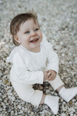 Photographe bébé Neuchâtel – Capturer les premiers sourires en pleine nature