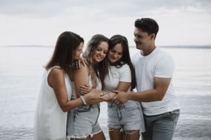 Séance photo en famille au bord du lac de Neuchâtel – Nature et bonheur partagé