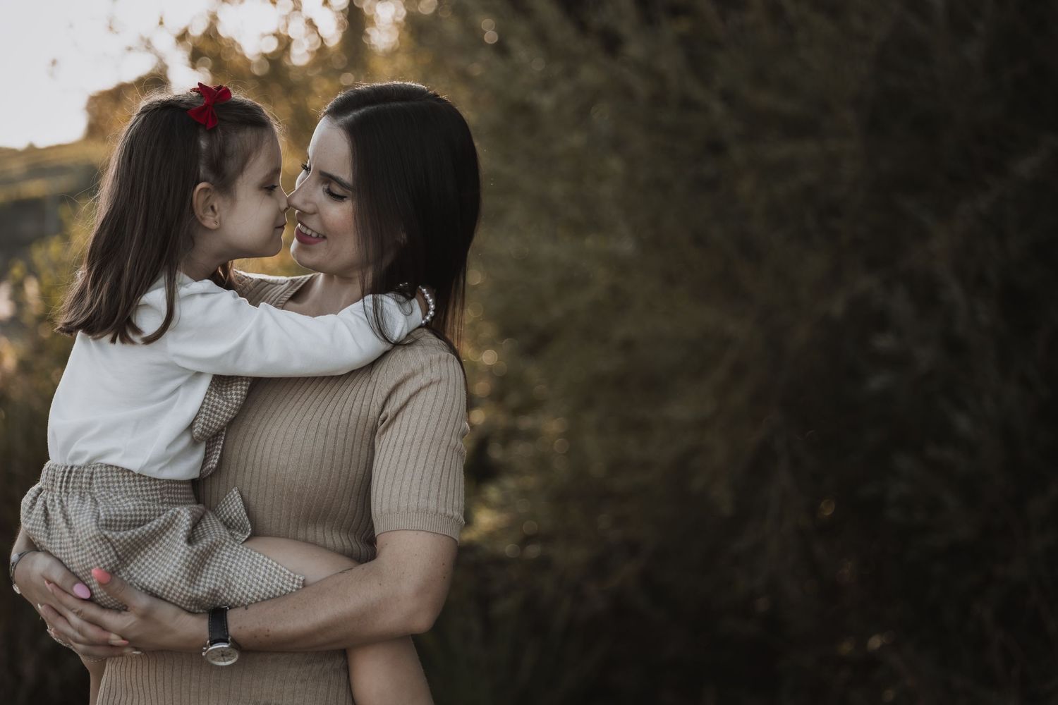 Photographe famille Neuchâtel – Moments authentiques et complicité entre mère et fille