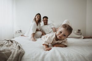Séance lifestyle en famille – Rires et tendresse en pleine nature