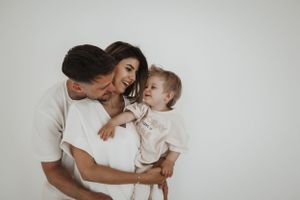 Séance lifestyle en famille – Rires et tendresse en pleine nature