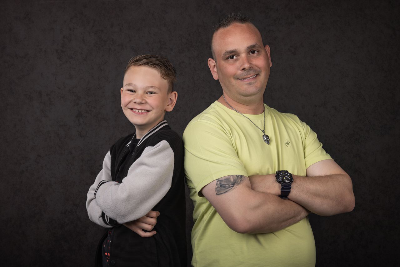 Fine-art portret op donkere achtergrond in studio, portretfotografie Breda