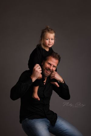 Vader met dochter op zijn nek tijdens familie fotoshoot in studio, Goes