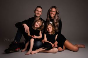 Gezin in zwarte kleding tijdens familie fotoshoot in studio, Zeeland
