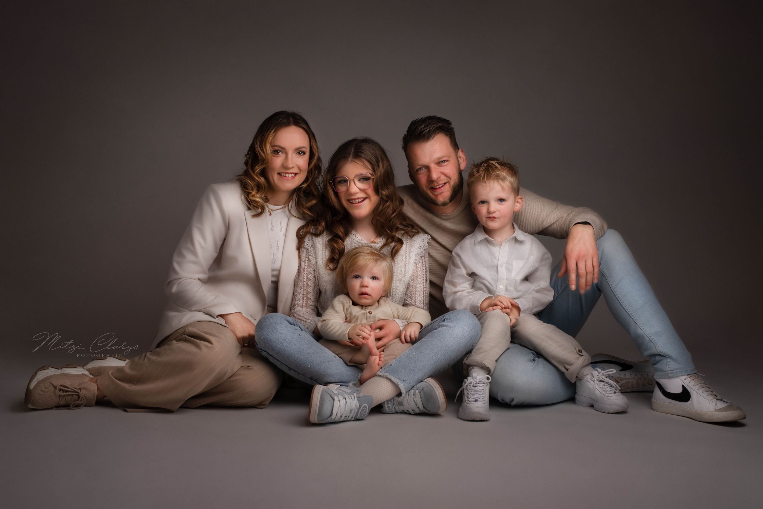 Gezin in lichte kleding tijdens familie fotoshoot in studio, Goes