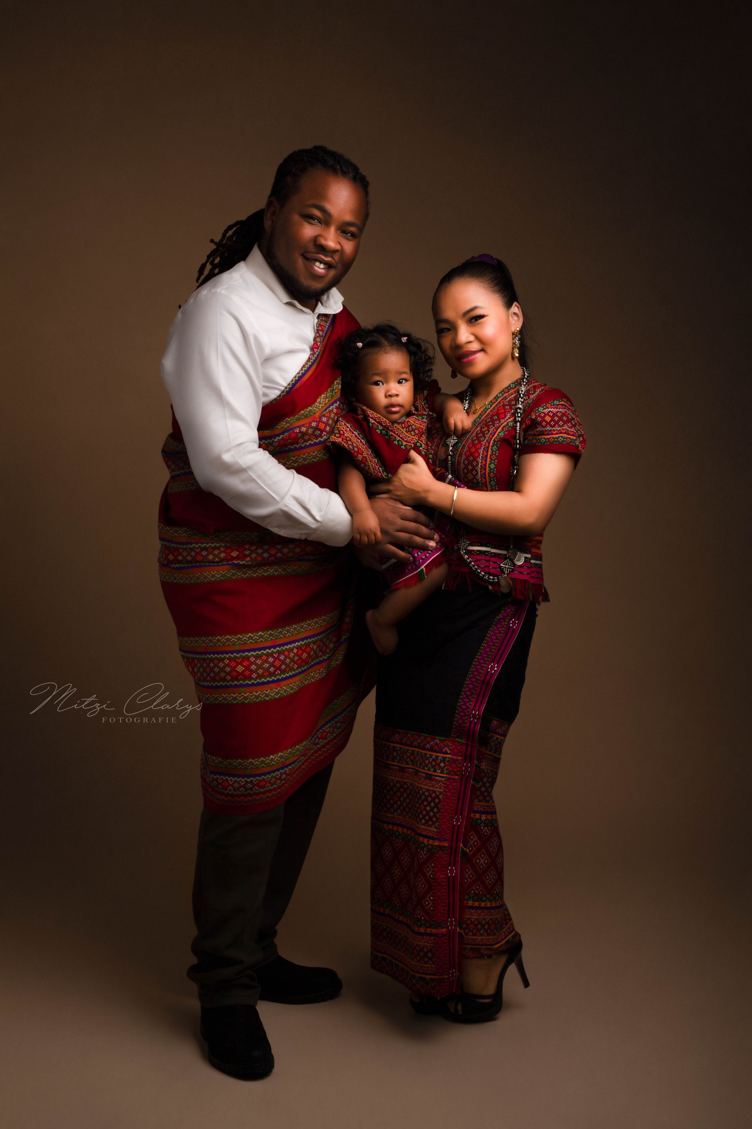 Gezin in traditionele kleding tijdens familie fotoshoot in studio, Zeeland