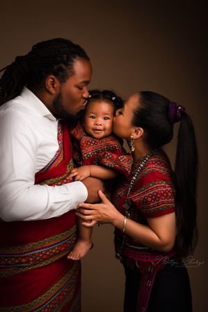 Gezin in liefdevolle omhelzing tijdens familie fotoshoot in studio, Goes