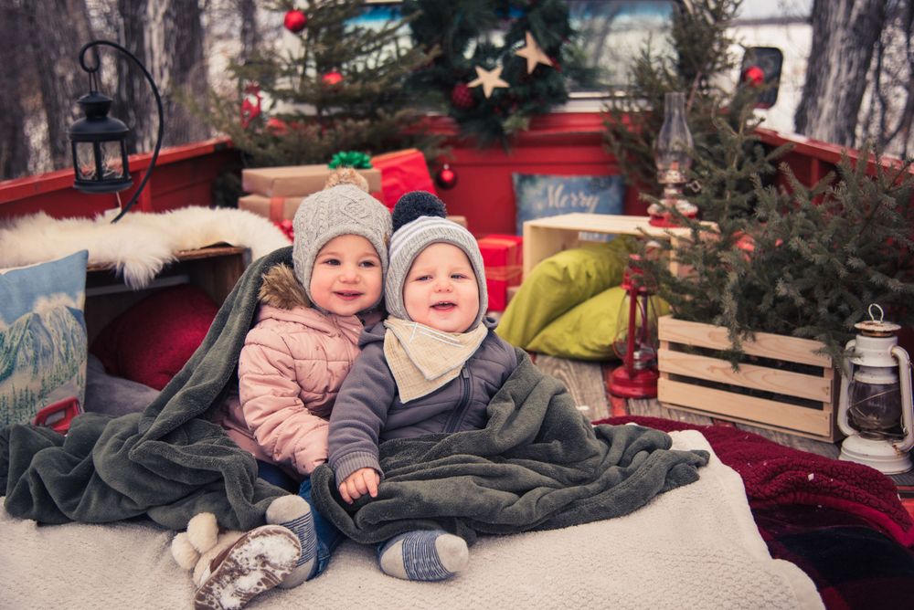 Kids winter family photo in winnipeg