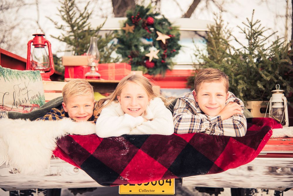 christmas photo, vintage truck, mini session in a truck,