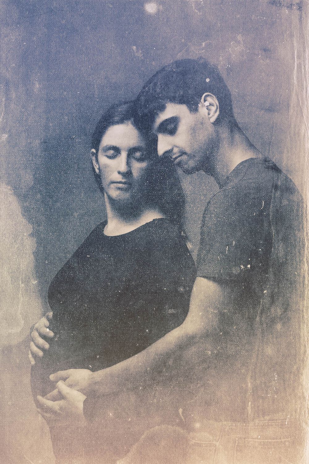 Grávida em estúdio. Fotografia de casal.