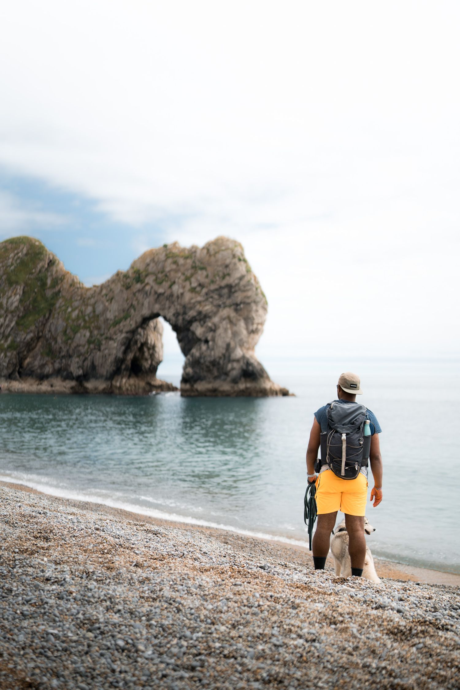 randonneur avec chien plage de durdle door sur la jurassic coast en angleterre