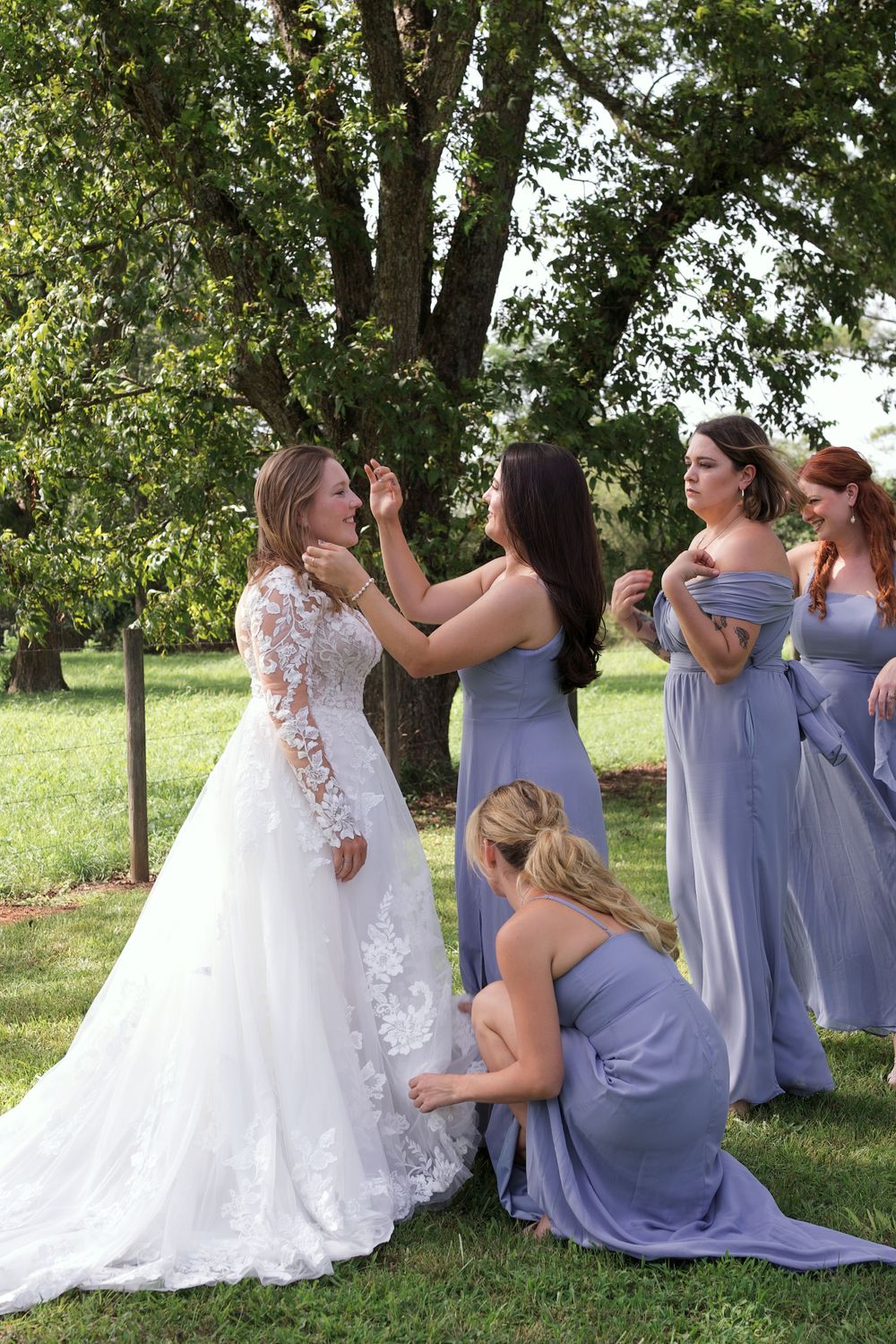 Getting ready for the wedding in Griffin, Georgia: Bride and bridal party
