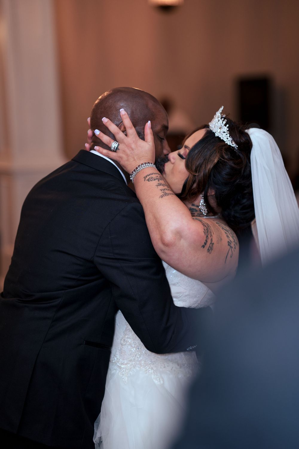 Just married couple kissings