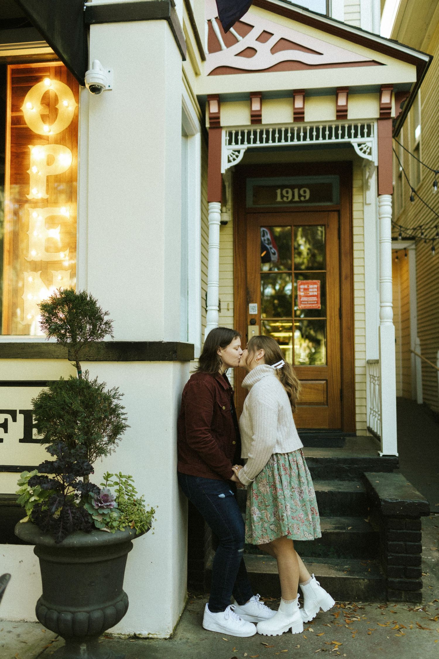 Two women kissing against the wall outside Foxy Loxy Coffee in Savannah