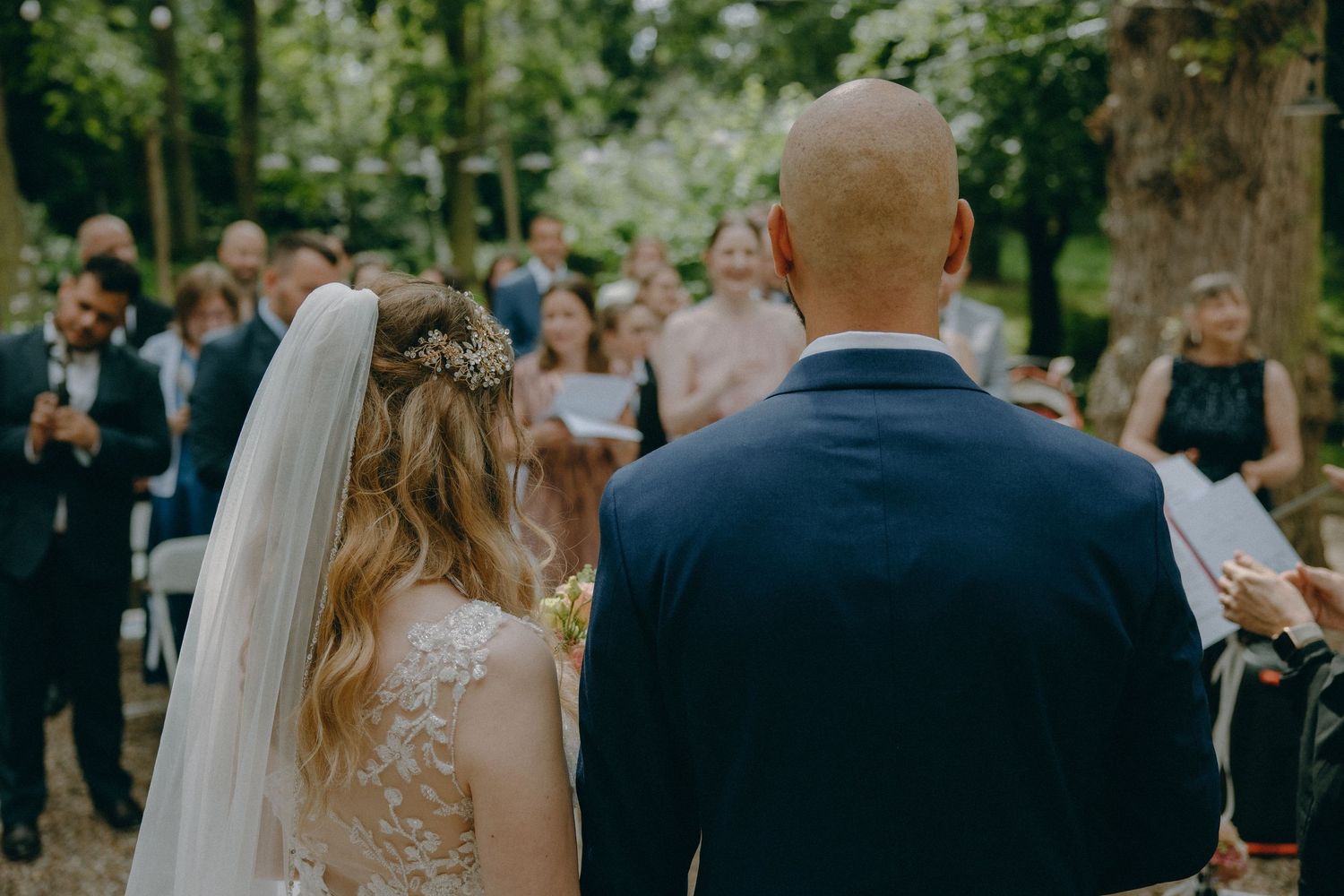 Découvrez le mariage élégant de Laura et Leandro au Château de l'Hermitage à Ennery, immortalisé par Julie Fox, photographe de mariage