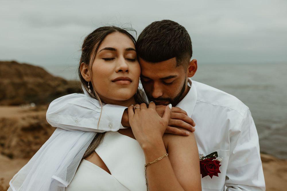 an intimate embrace at sunset cliffs