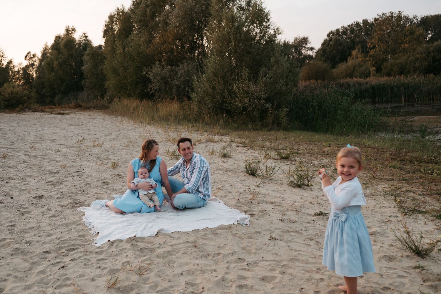 Melissa Stuer Photography Moederschapsfotograaf Moerbeke Oost-Vlaanderen gezinsshhoot mam, papa, baby, zusje buiten golden hour