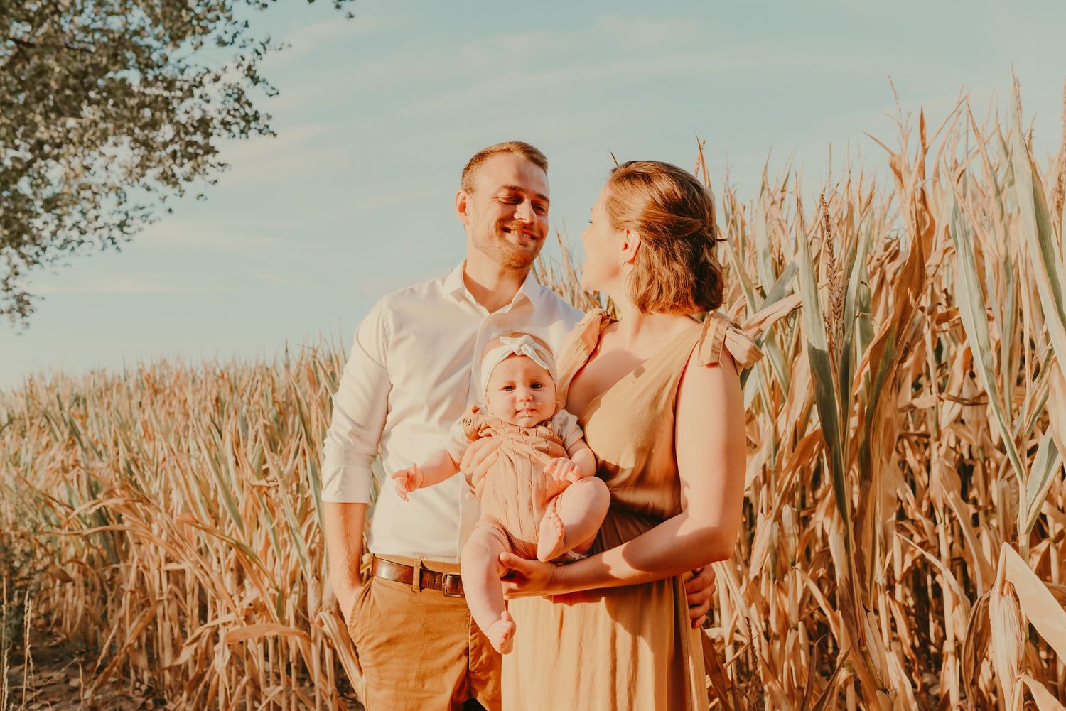 Melissa Stuer Photography Moederschapsfotograaf Moerbeke Oost-Vlaanderen gezin mama en papa met dochter  aan water mais golden hour knuffel