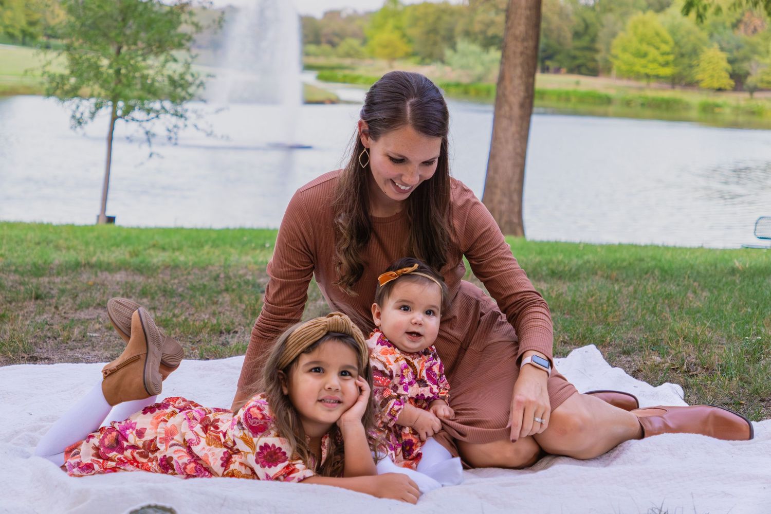 fall family photo session mini session mom daughters Jaklen Gerges photography Keller fall colors orange leaves outdoors