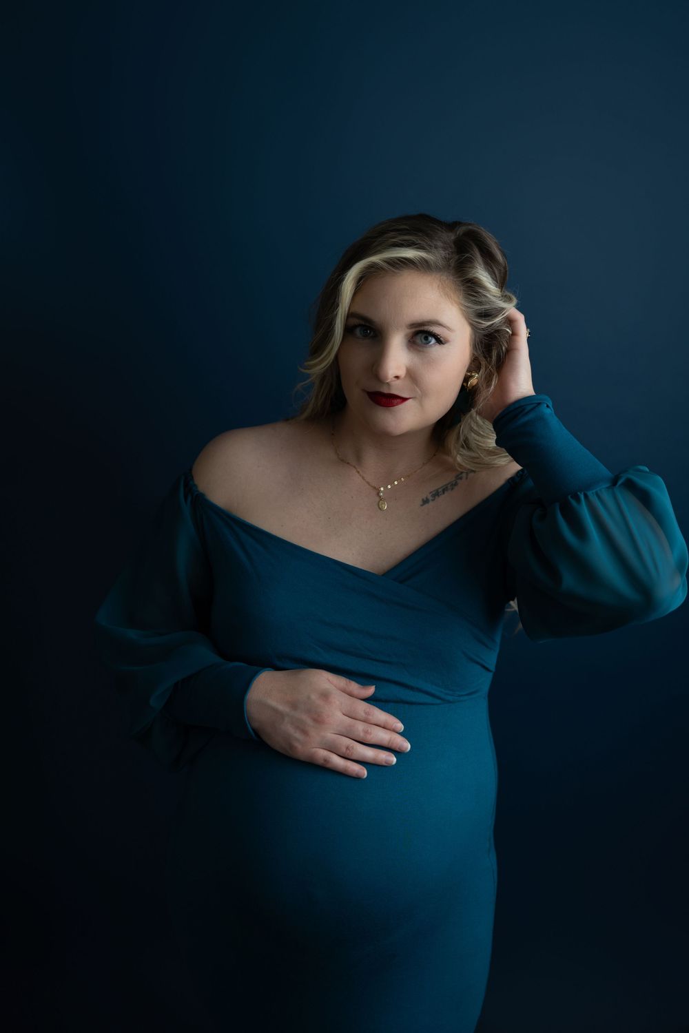 Maternity photo in blue gown, taken by Jen Knightstep, Photographer