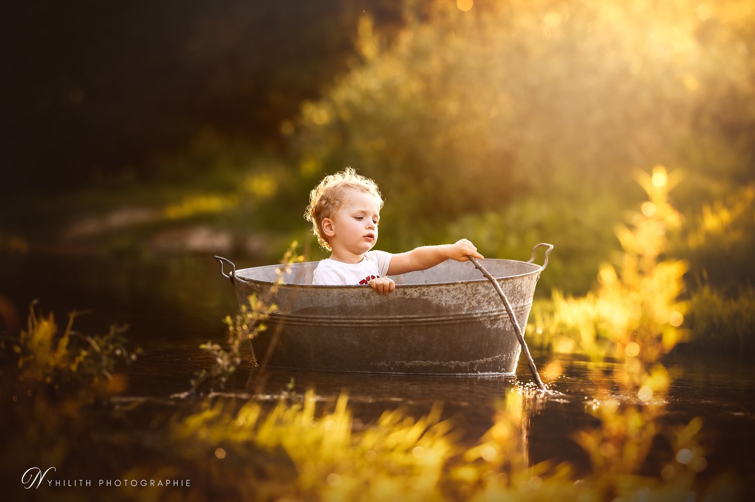 Photo petit garçon dans l'eau en été – Photographe en Meuse à Verdun Séance magique enfants Nyhilith Photographie portrait enfant