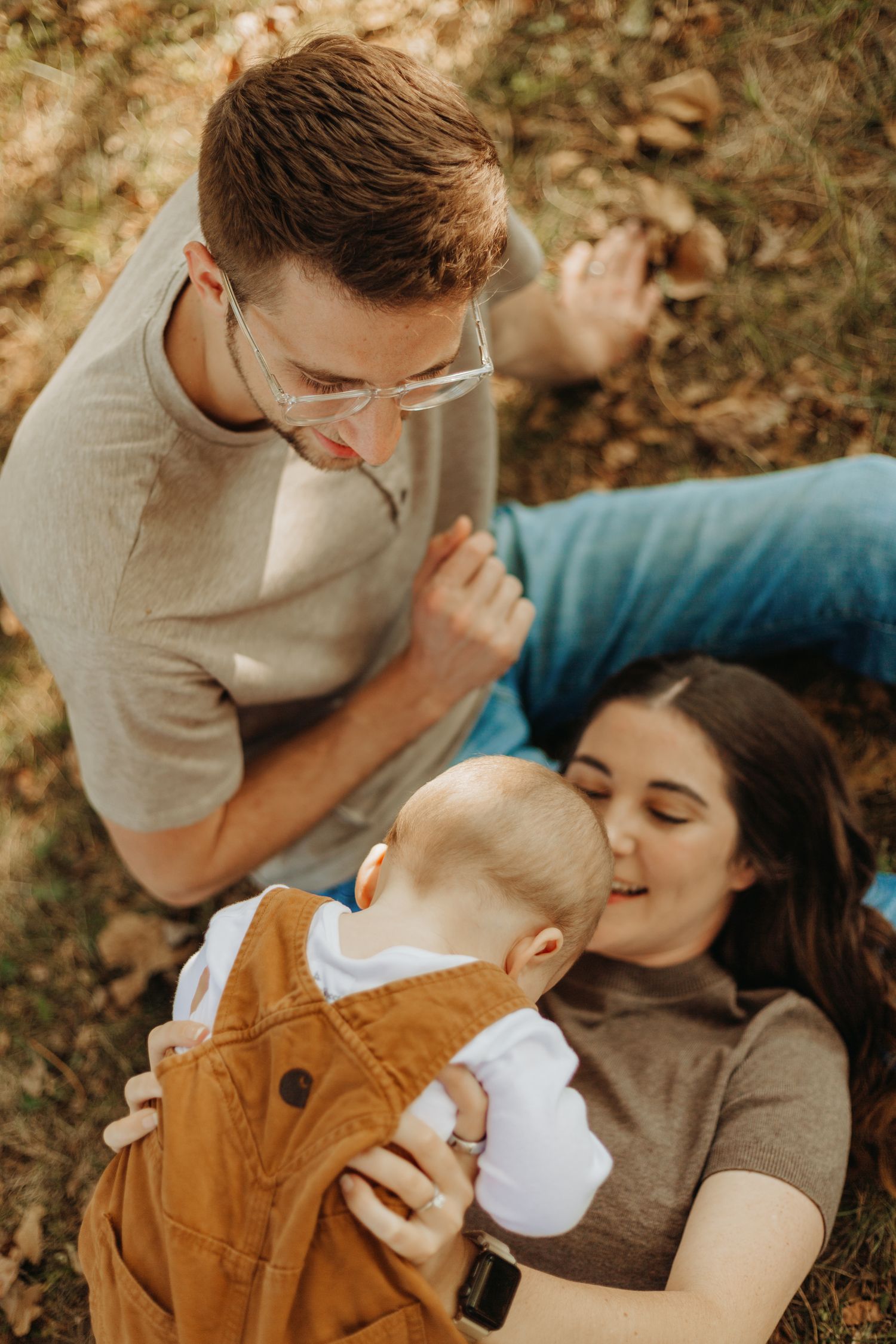 Fall family photoshoot at Shawnee Mission Park in Kansas City, Kansas by local family photographer – autumn leaves and candid outdoor photos