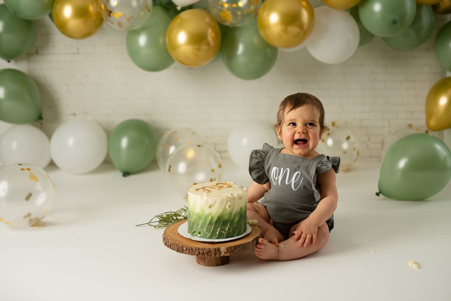 fun and messy cake smash with balloons and cake that we provide one year