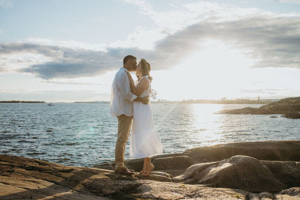 suudelma luonnonvalossa pariskuntakuvaus