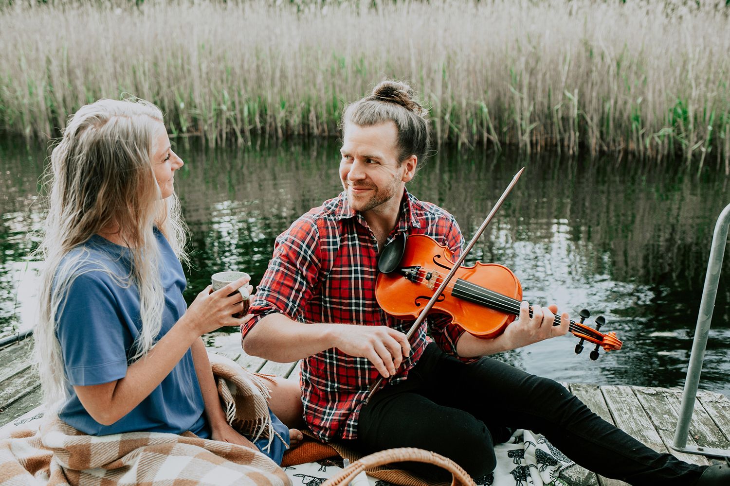 Parfotografering på Hammarö med Pär Kunze och Anna Nilsson. Footgraf Rebecca Nordin. fiol.