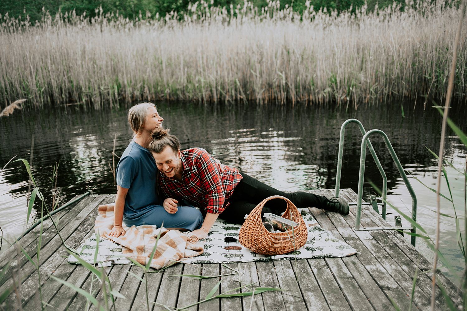 Parfotografering på Hammarö med Pär Kunze och Anna Nilsson. Footgraf Rebecca Nordin. picknick.