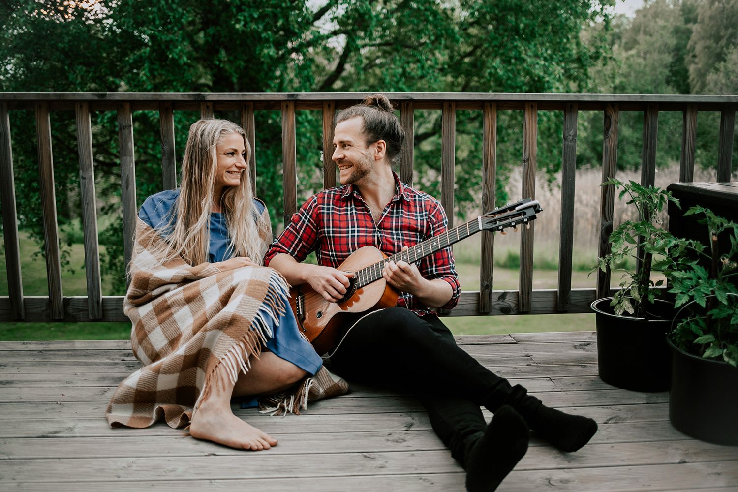 Parfotografering i Hammarö med Pär Kunze och Anna Nilsson. Footgraf Rebecca Nordin. Gitarr.