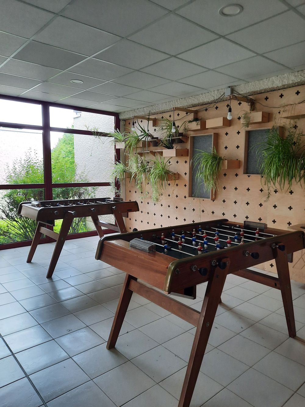La salle de repos avec les billards du Lycée Frédéric Ozanam à Cesson-Sévigné