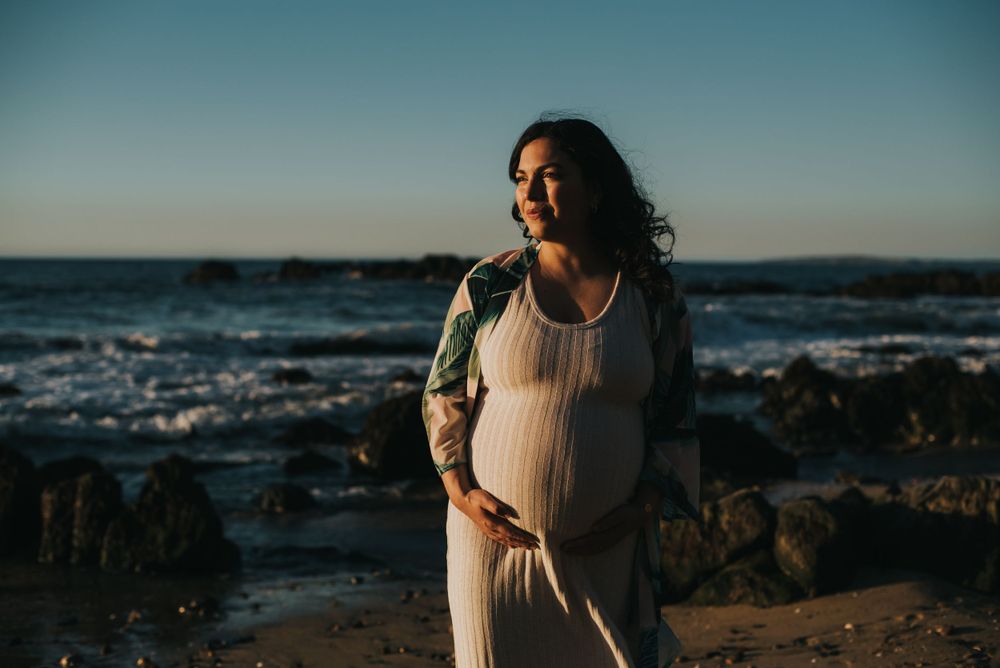 Fotografía de Estudio Embarazo en Reñaca. Sesión de Embarazada en Concón, Viña del Mar y Santiago. Foto espontánea con luz natural.